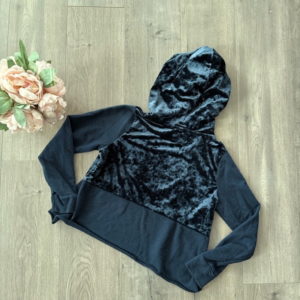 💐5 for $15💐 ONLY Our Story Navy Crushed Velvet Semi Cropped Hoodie - Picture 2 of 3